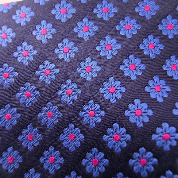 TED BAKER London- 100% Silk Repetitive Flower and Dot Pattern Neck Tie - Picture 3 of 7